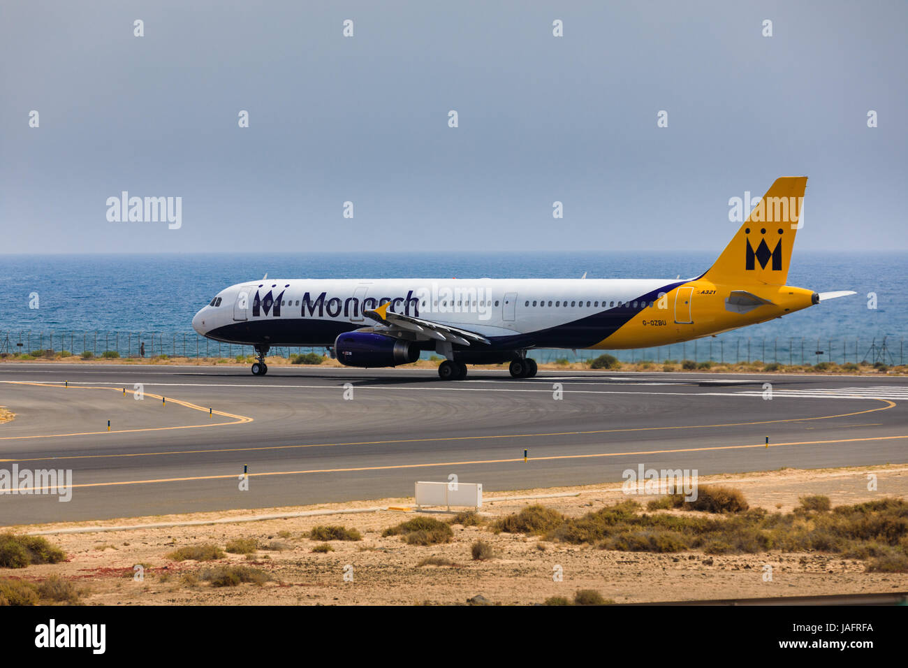 ARECIFE, Spagna - Aprile 16 2017: Airbus A321 della Monarch Airlines con la registrazione G-OZBU pronto al decollo a Lanzarote Airport Foto Stock