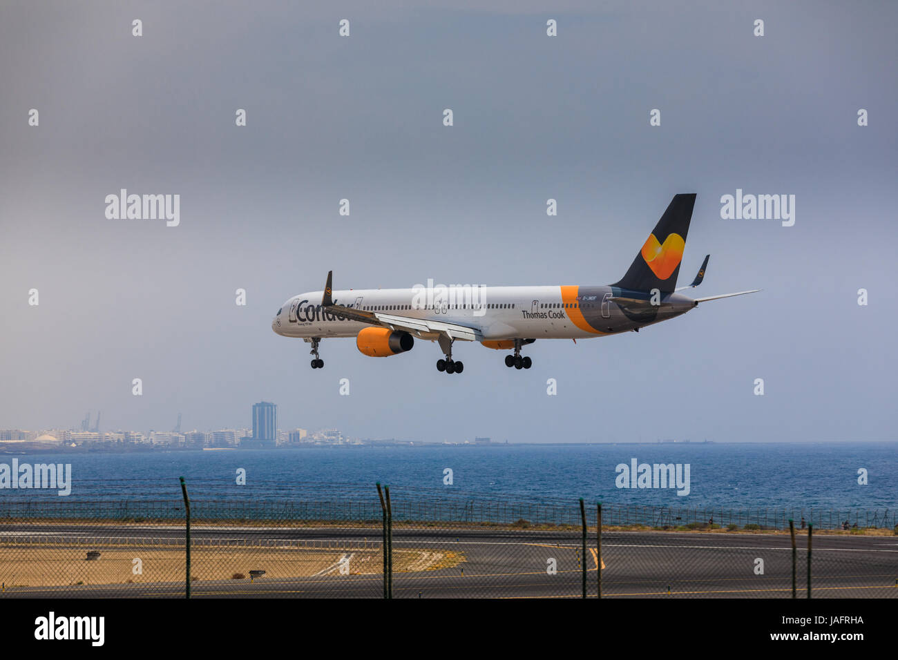 ARECIFE, Spagna - Aprile 16 2017: Boeing 757-300 del Condor con la registrazione G-JMOF in atterraggio a Lanzarote Airport Foto Stock