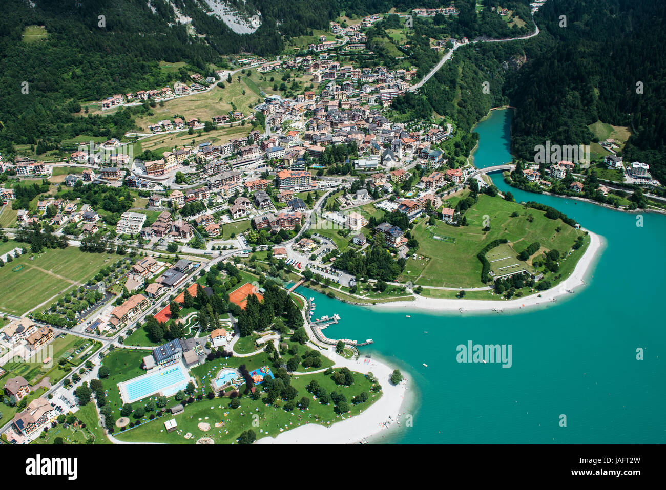 Molveno con il lago di Molveno in Trentino, Italia Foto Stock