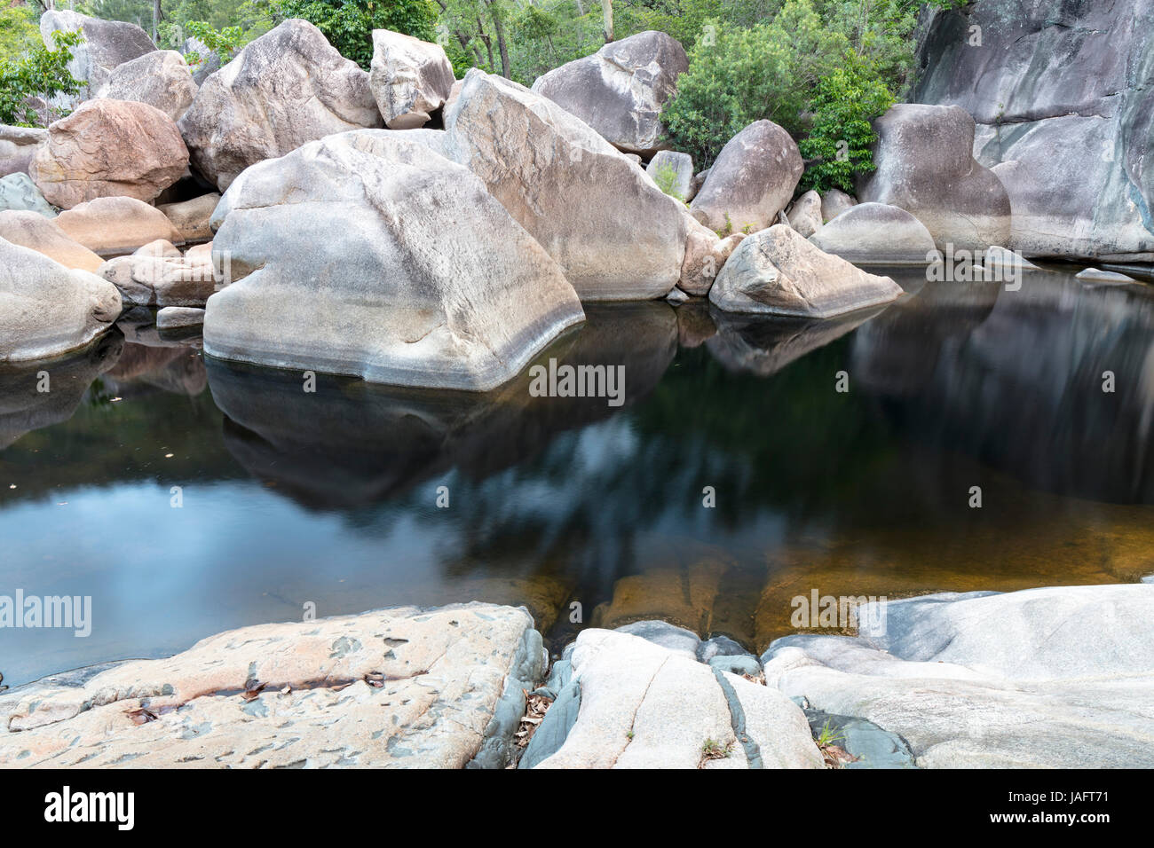 Mafic intrusione in granito, Jourama cade sezione, Paluma Range National Park, Queensland, Australia Foto Stock