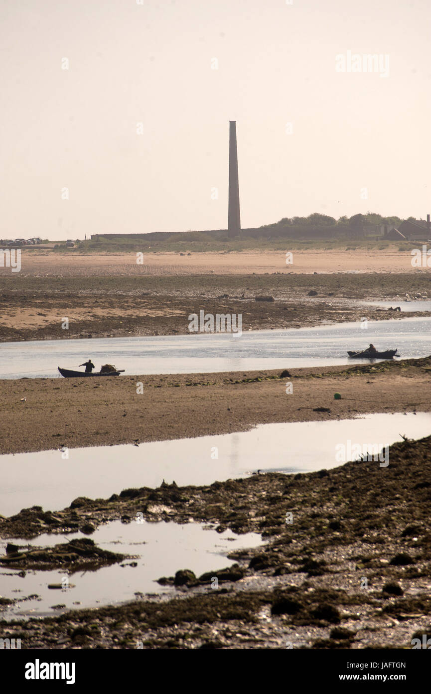 Pescatore di salmone sul fiume Tweed , Berwick-upon-Tweed Foto Stock