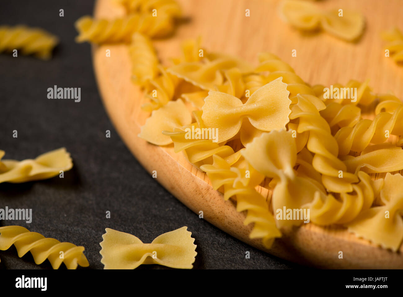 Varietà di tipi e forme di asciugare la pasta italiana su sfondo scuro Foto Stock