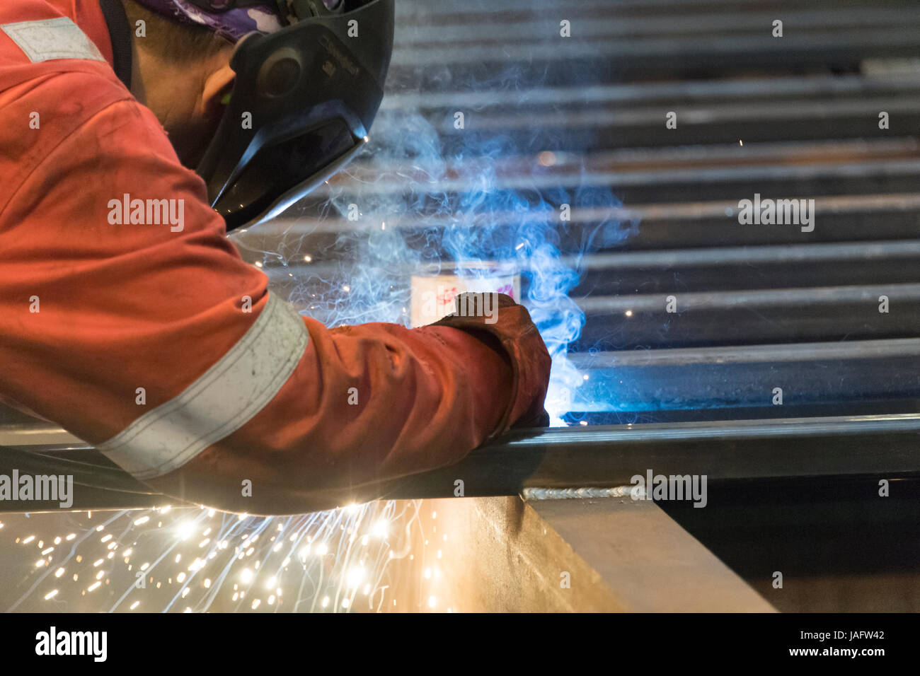 Operaio di fabbrica la saldatura in un impianto di produzione. Foto Stock