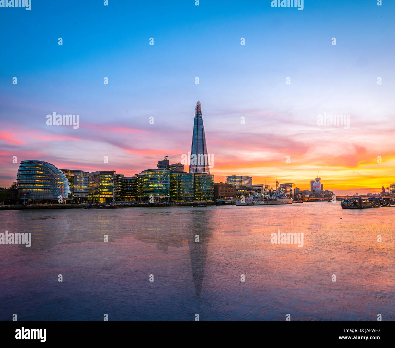 Skyline del complesso per uffici più Londra Riverside, London City Hall, Shard, Thames al tramonto, Southwark, Londra, Inghilterra Foto Stock