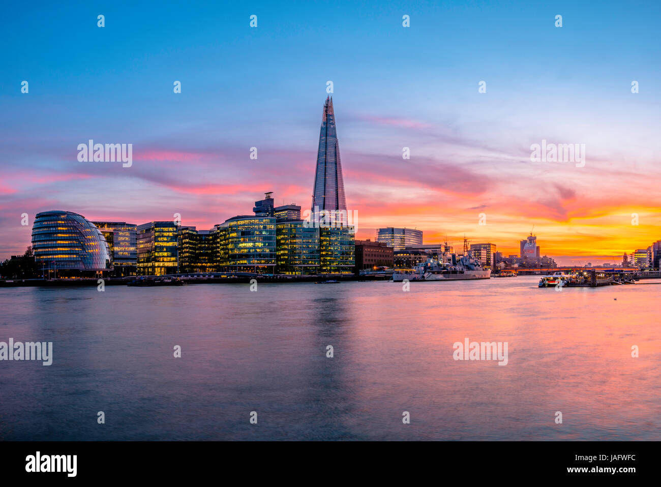 Skyline del complesso per uffici più Londra Riverside, London City Hall, Shard, Thames al tramonto, Southwark, Londra, Inghilterra Foto Stock