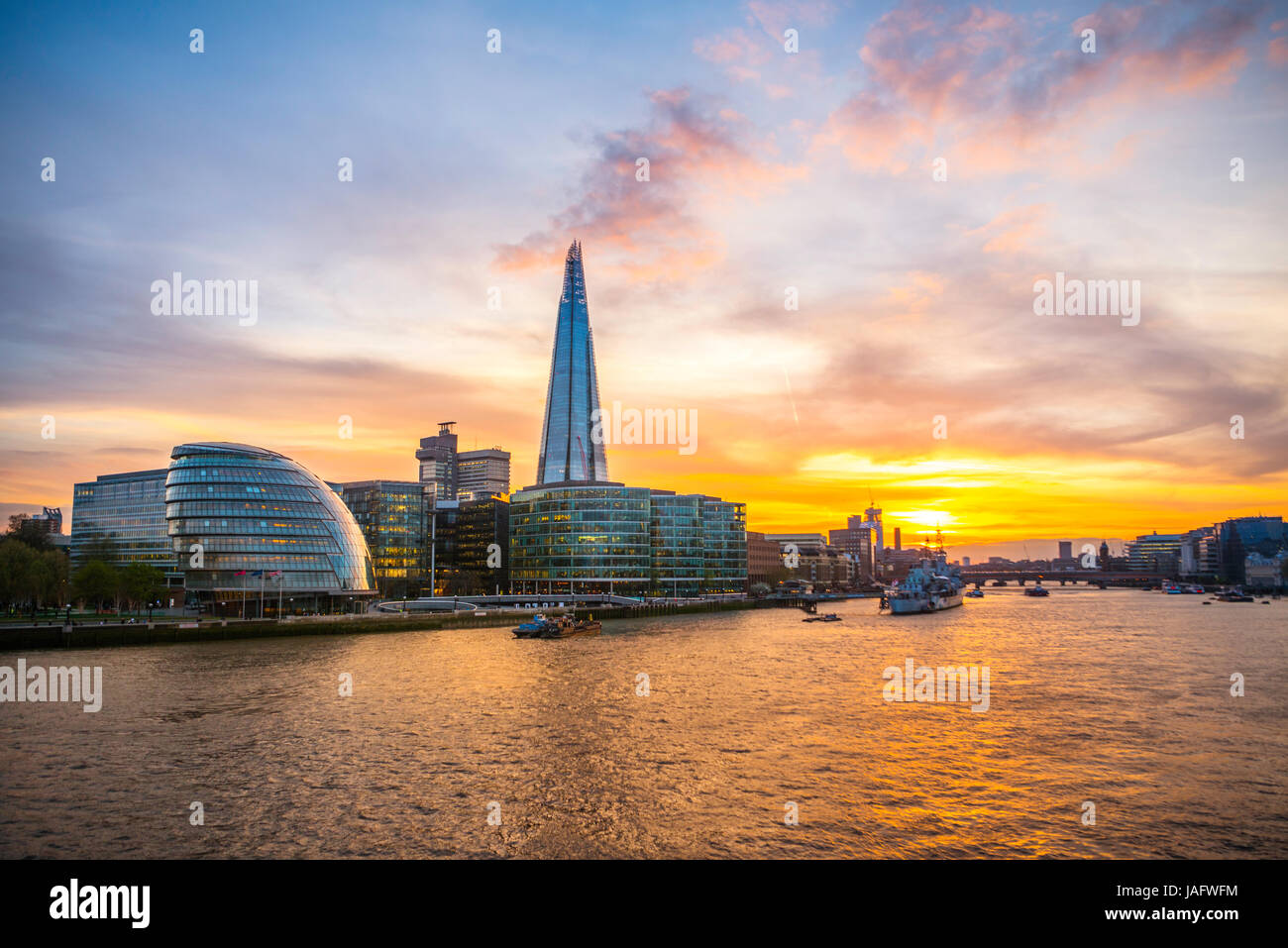 Skyline del complesso per uffici più Londra Riverside, London City Hall, Shard, Thames al tramonto, Southwark, Londra, Inghilterra Foto Stock
