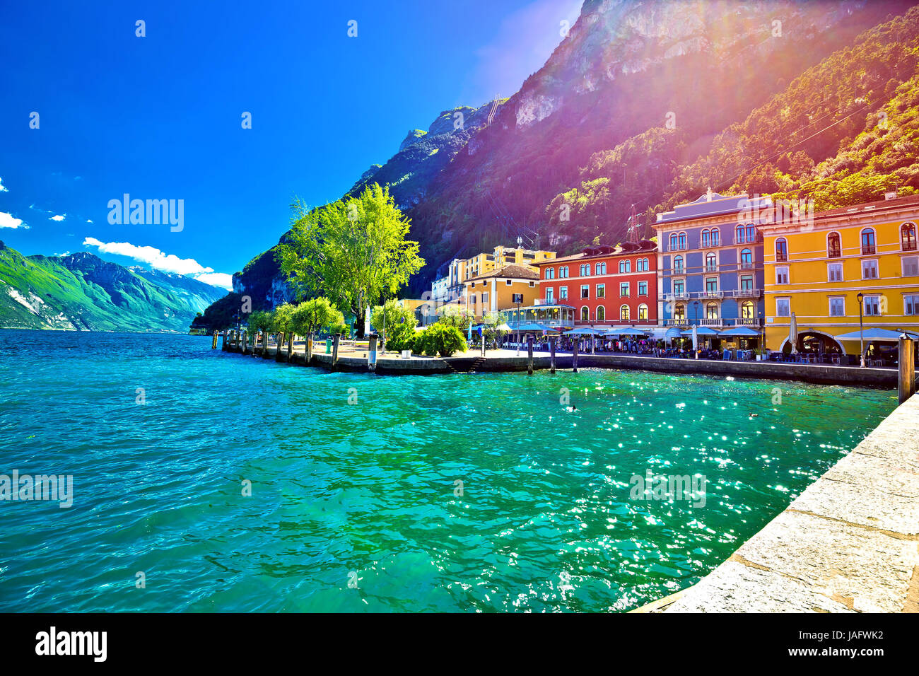 Riva del Garda vista sul lungomare al tramonto, Lago di Gada, regione Trentino Alto Adige Italia Foto Stock