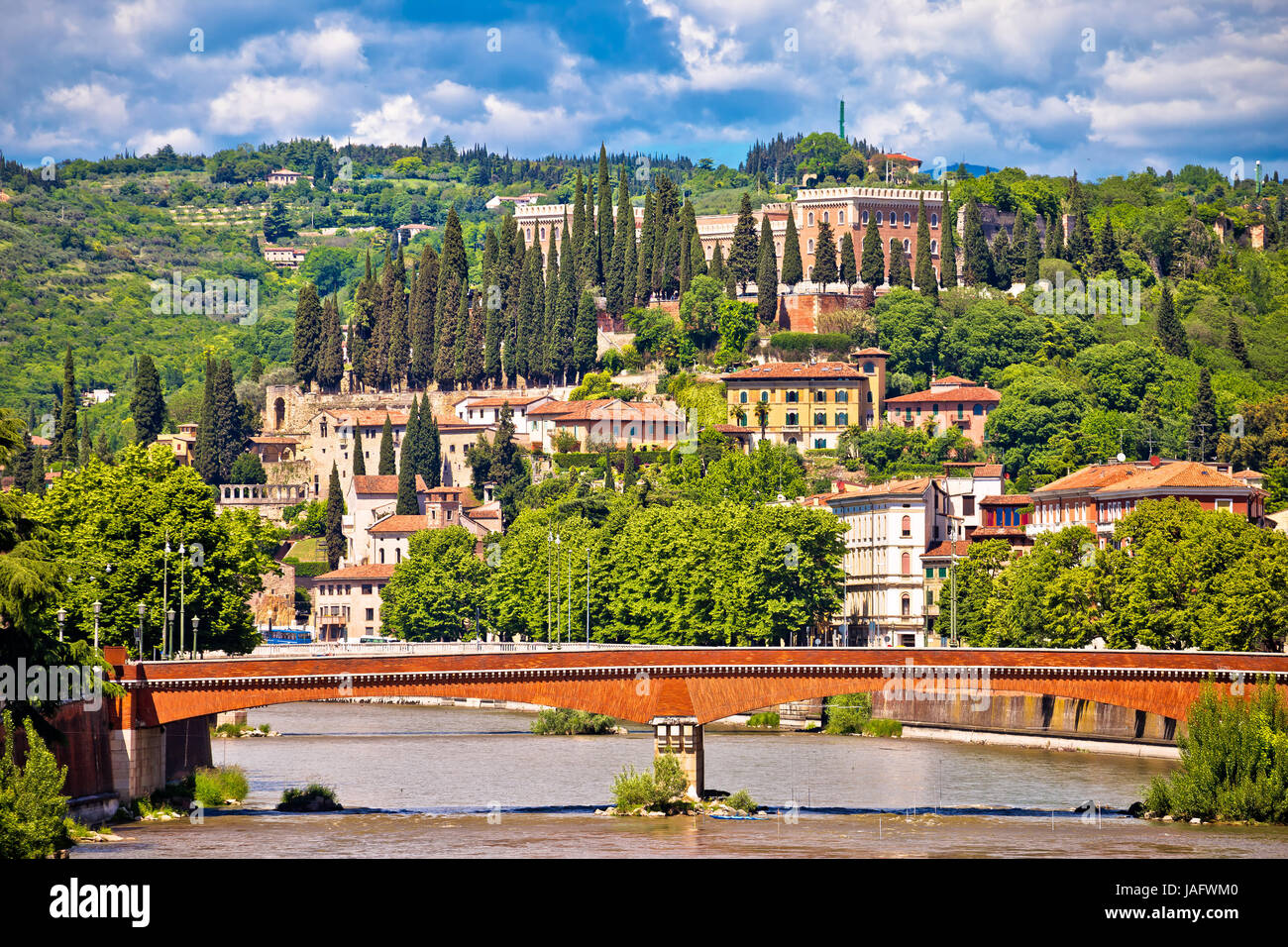 Fiume Adige e Castel San Pietro in vista di Verona, destinazione turistica in Veneto Foto Stock
