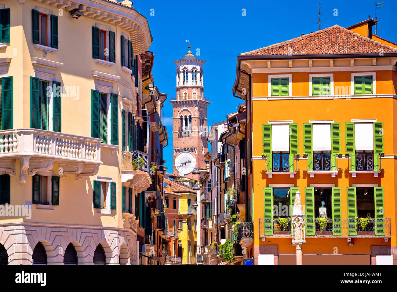 Verona colorato street e la Torre dei Lamberti vista, destinazione turistica in Veneto Foto Stock