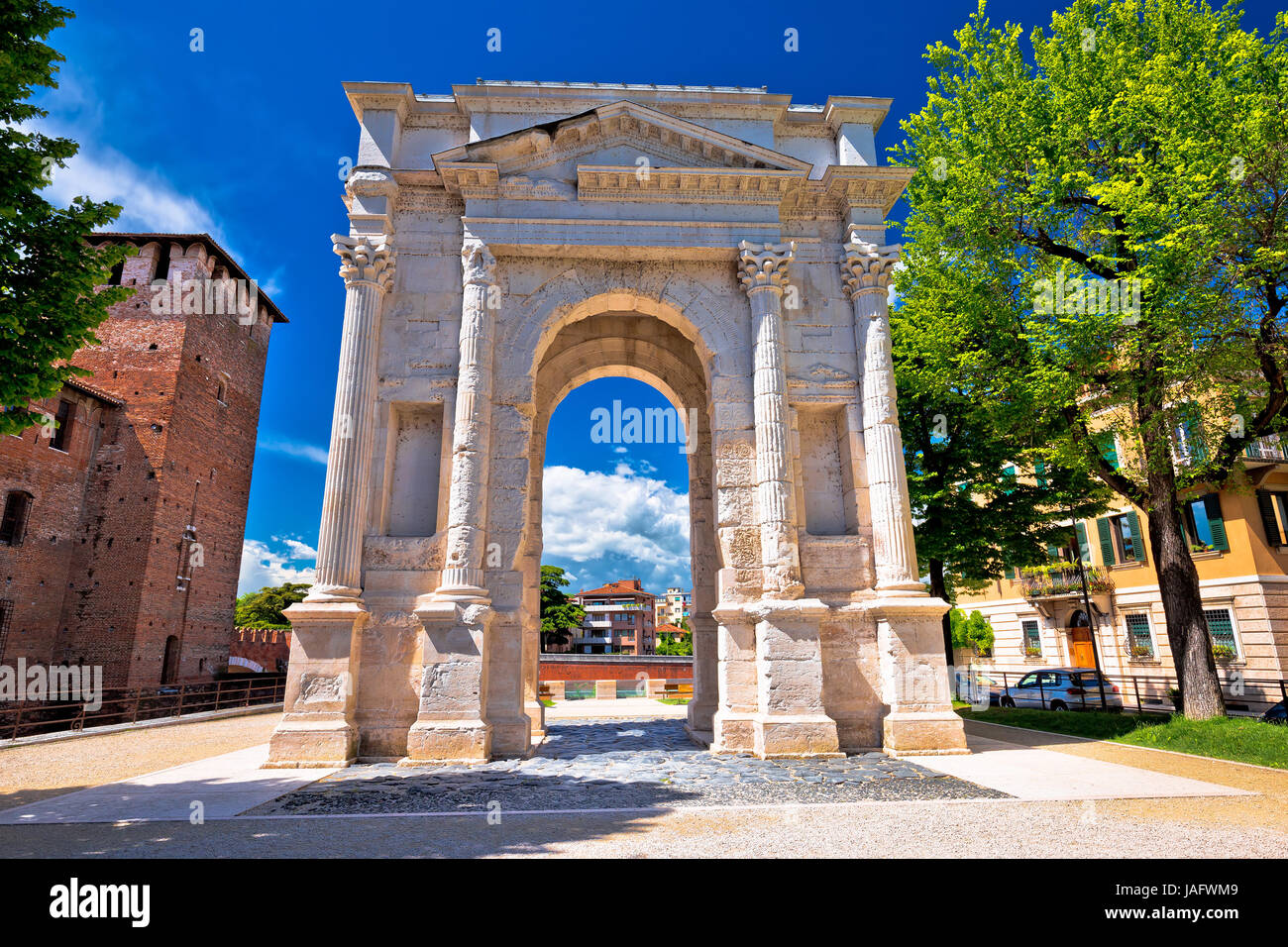 Arco dei Gavi famoso punto di riferimento storico di Verona sul fiume Adige vista, destinazione turistica in Veneto Foto Stock