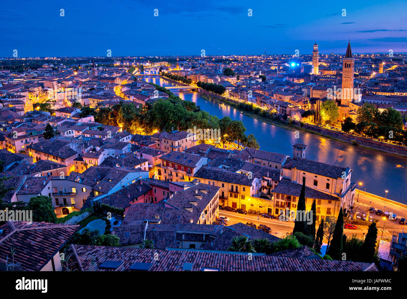La città di Verona e il fiume Adige sera vista aerea, destinazione turistica in Veneto Foto Stock