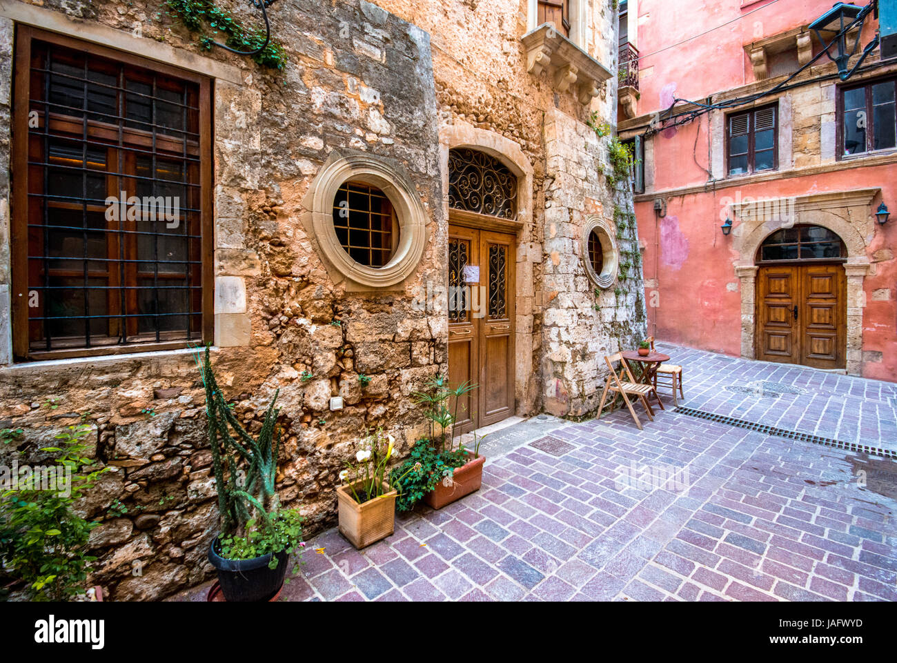 Strada stretta nella città vecchia di Chania, con i suoi edifici colorati, Creta, Grecia Foto Stock