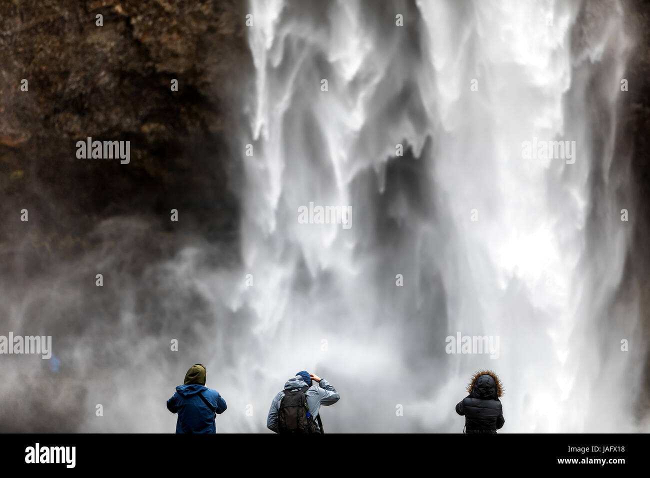 Famoso Seljalandsfoss è uno delle più belle cascate in Islanda. È situato a sud dell'isola. Foto Stock