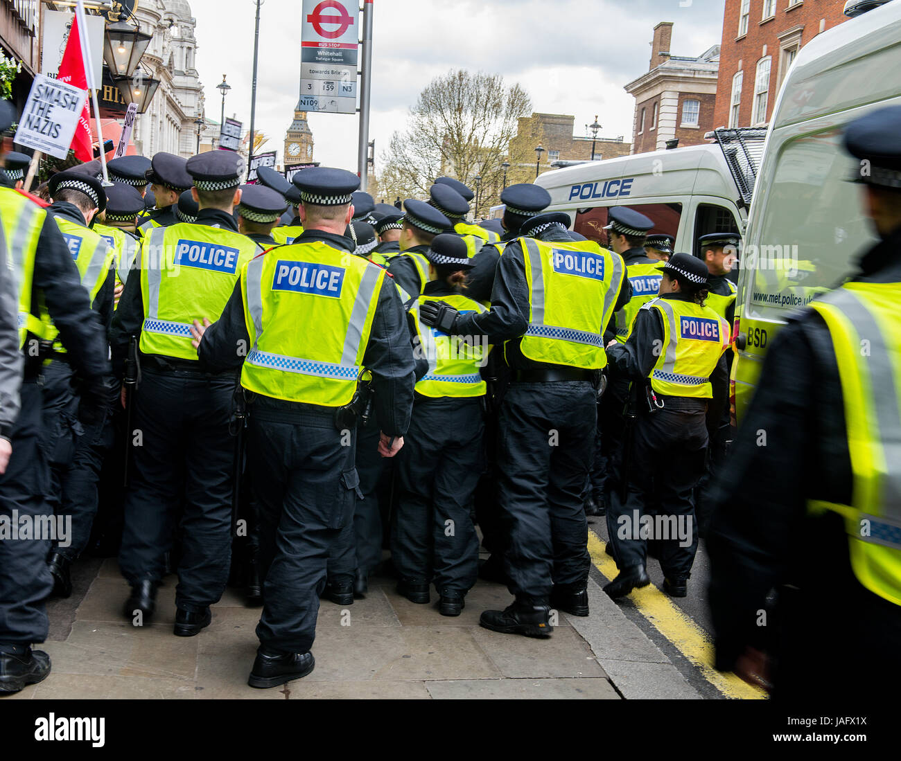 Gli ufficiali di polizia metropolitani si scontrano con i sostenitori di Unite Contro il movimento fascista che protestano contro un rally EDL nel centro di Londra, nel Regno Unito. Foto Stock