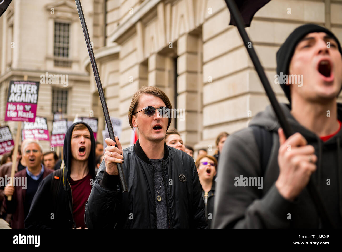 L'EDL / Gran Bretagna primo rally con counter demo dal Unite contro il fascismo movimento nel centro di Londra. Polizia ha scortato le demo per mantenere la legge e l'ordine. Foto Stock