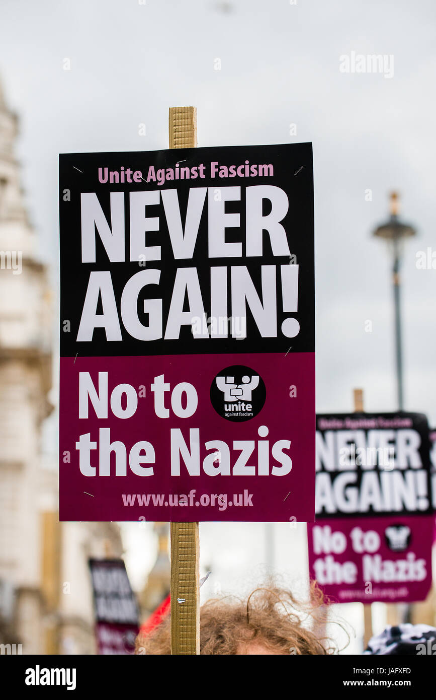 L'EDL / Gran Bretagna primo rally con counter demo dal Unite contro il fascismo movimento nel centro di Londra. Polizia ha scortato le demo per mantenere la legge e l'ordine. Foto Stock