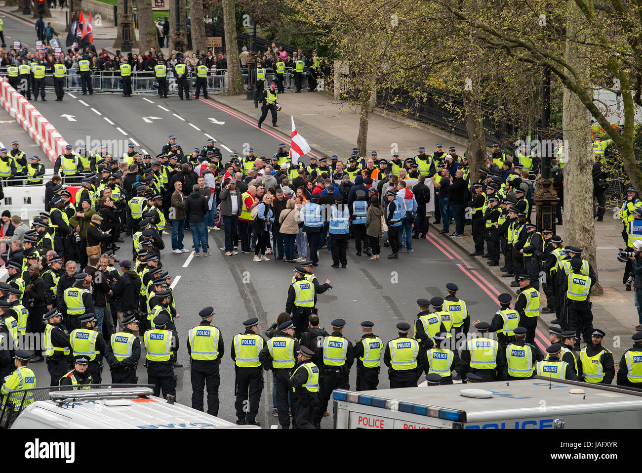 L'EDL / Gran Bretagna primo rally con counter demo dal Unite contro il fascismo movimento nel centro di Londra. Polizia ha scortato le demo per mantenere la legge e l'ordine. Foto Stock