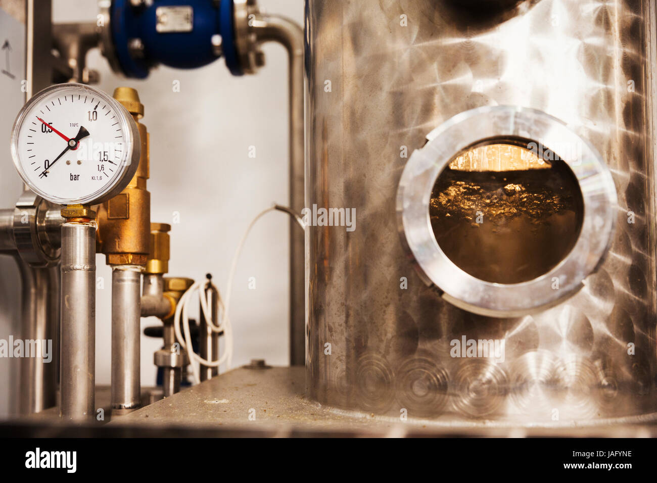 Close up di un indicatore su una birra di rame distilleria camera o vasca di fermentazione. Una finestra rotonda per visualizzare i contenuti Foto Stock