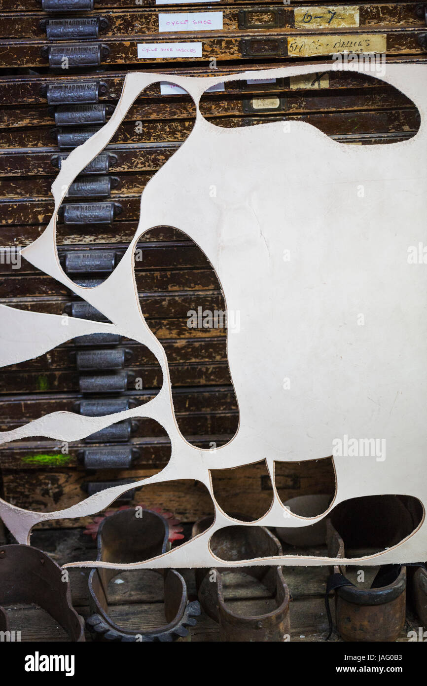 Angolo di Alta Vista della suola cut-outs in un calzolaio della bottega. Foto Stock