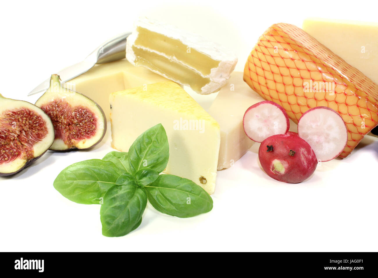 Leckere Auswahl un Käse mit Messer, Radieschenmaus und Feige Foto Stock