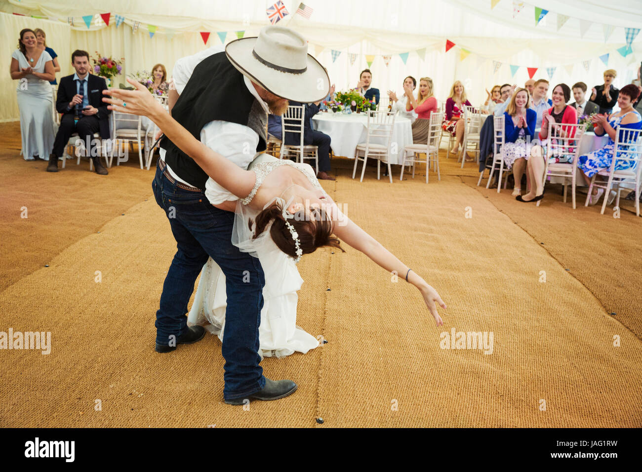 Sposa e lo sposo ballare insieme all'interno di un rettangolo di selezione. Foto Stock