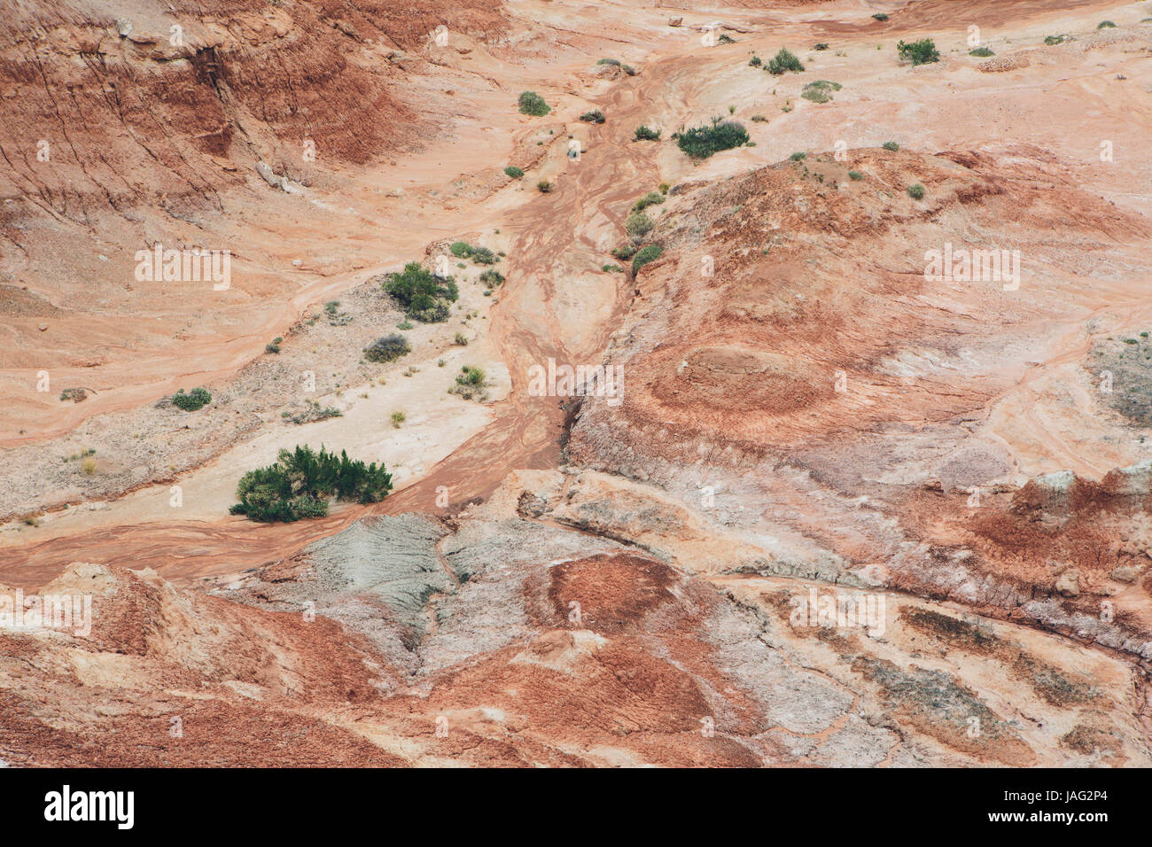 La Bentonite colline della Valle della Cattedrale, colorato di strati di roccia e formazioni del Cainville Lavare a Capitol Reef National Park nello Utah. Foto Stock