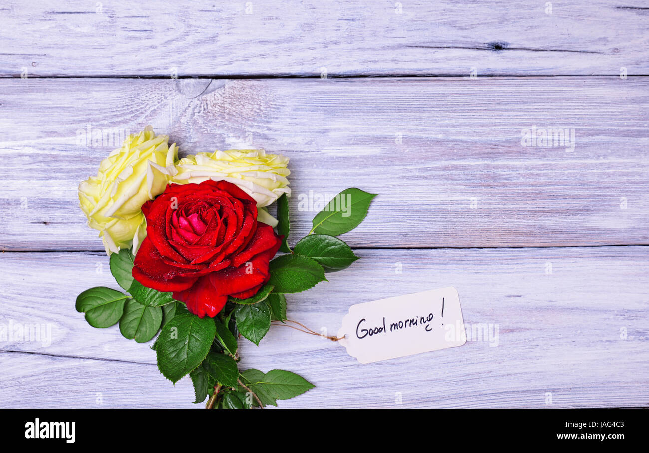 Bouquet Di Rose Fiore Con Un Di Carta E Un Iscrizione Buongiorno Luogo Vuoto Foto Stock Alamy