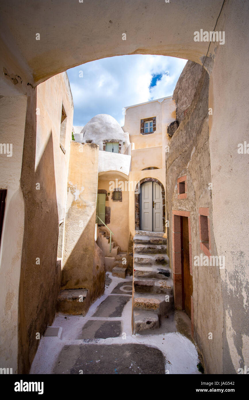 Stretto intorno al vecchio villaggio tradizionale di emporio, Santorini, Grecia. Foto Stock