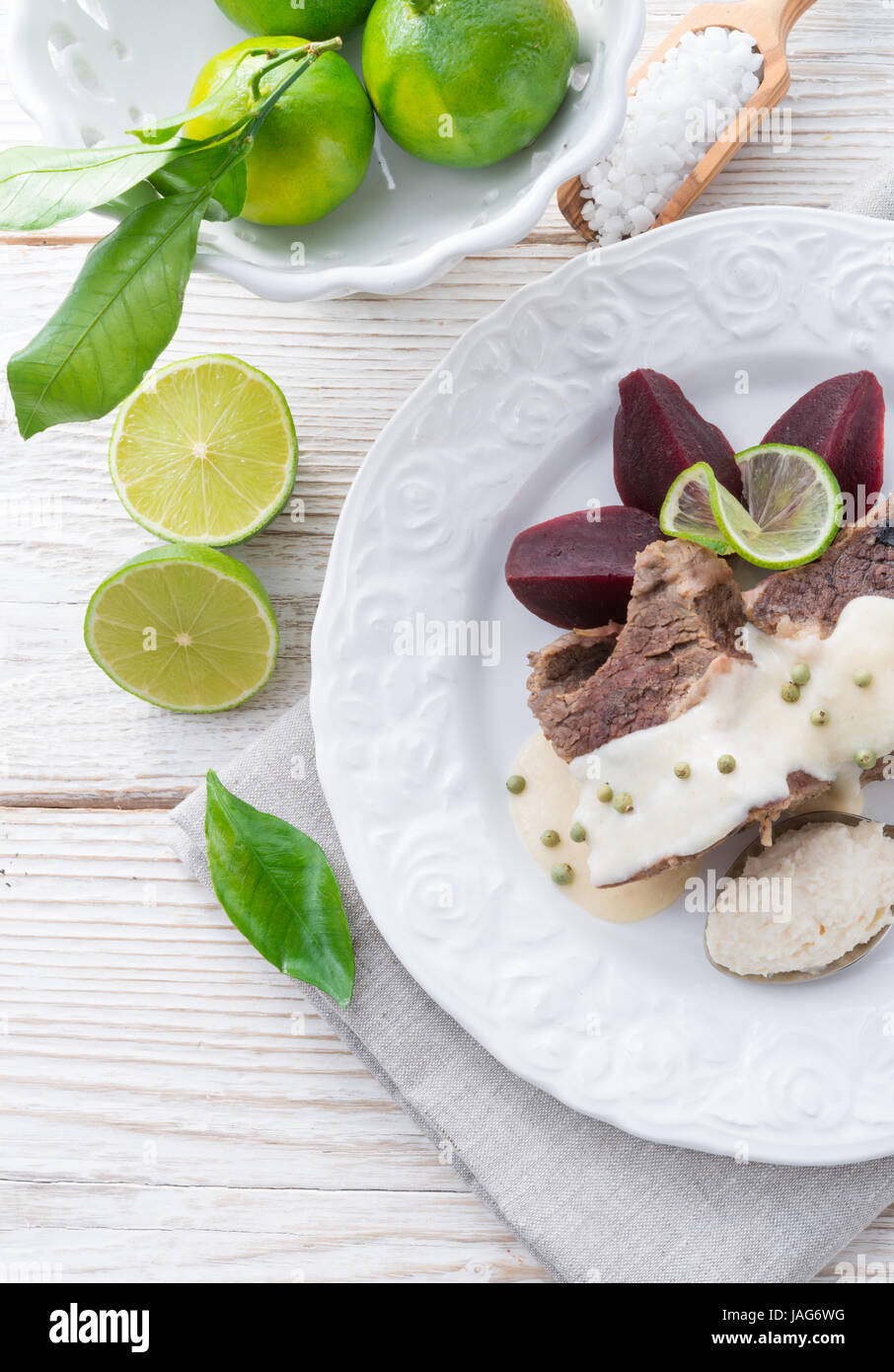 Carni bovine con barbabietole e salsa di rafano Foto Stock