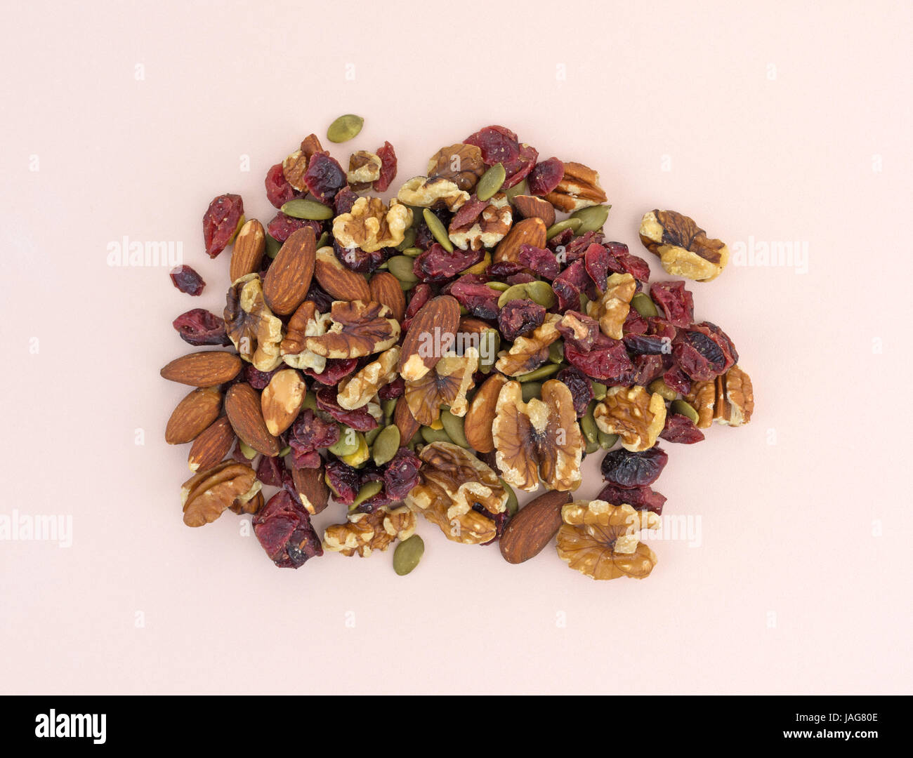 Vista superiore della omega 3 percorso misto dadi e frutta su una rosa tagliere. Foto Stock