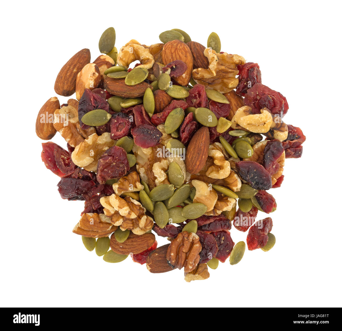 Vista dall'alto di una porzione di omega 3 percorso misto dadi e frutto isolato su uno sfondo bianco. Foto Stock