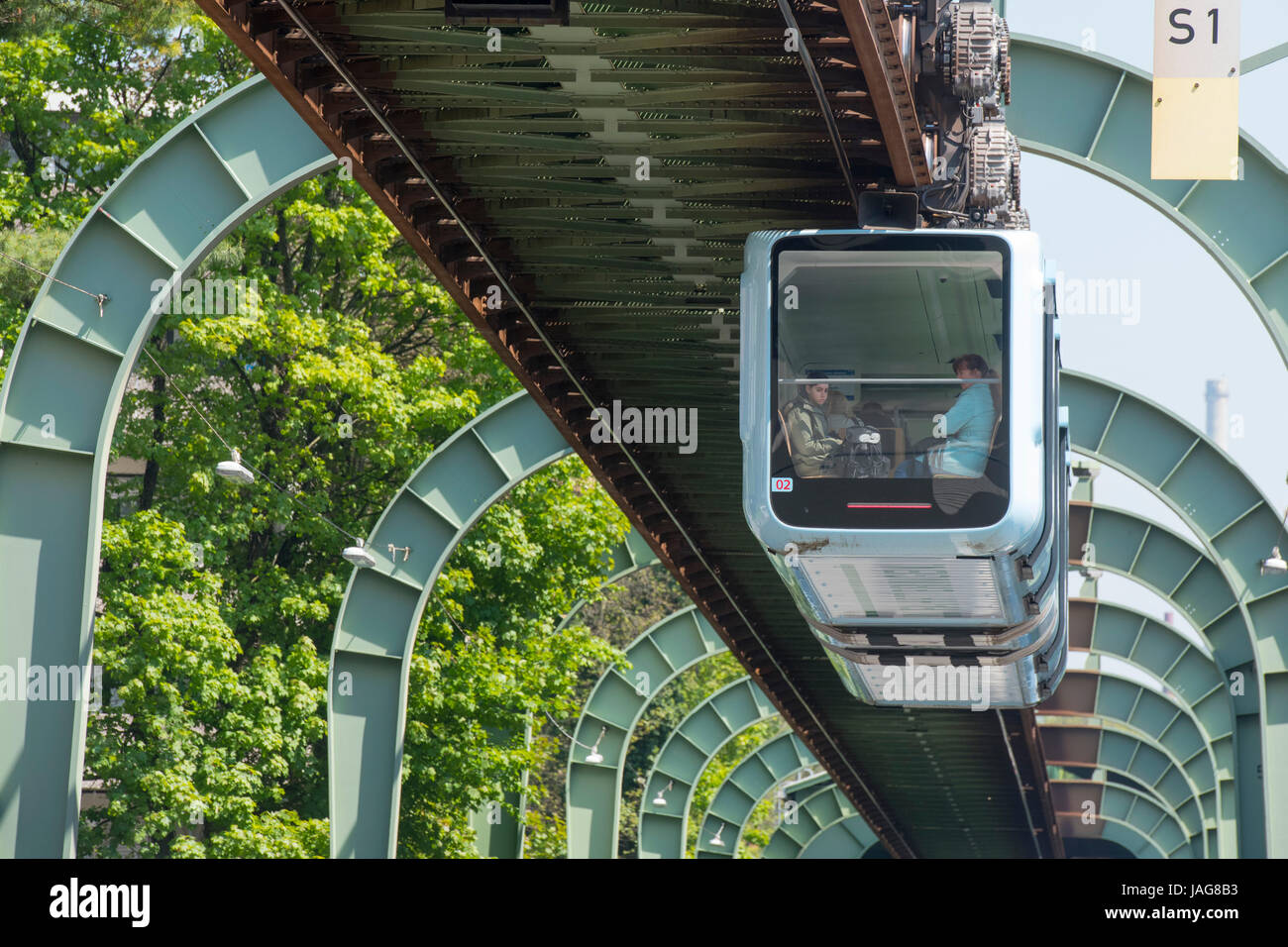 Deutschland, Renania settentrionale-Vestfalia, Wuppertal-Vohwinkel, neue Garnitur der Schwebebahn in der Kaiserstrasse Foto Stock