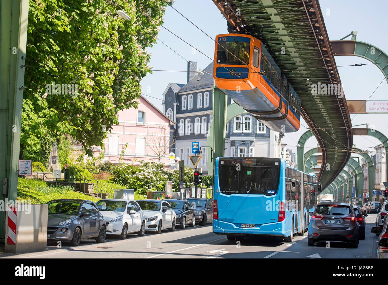 Germania, Renania settentrionale-Vestfalia, Wuppertal-Vohwinkel, tram galleggiante Foto Stock