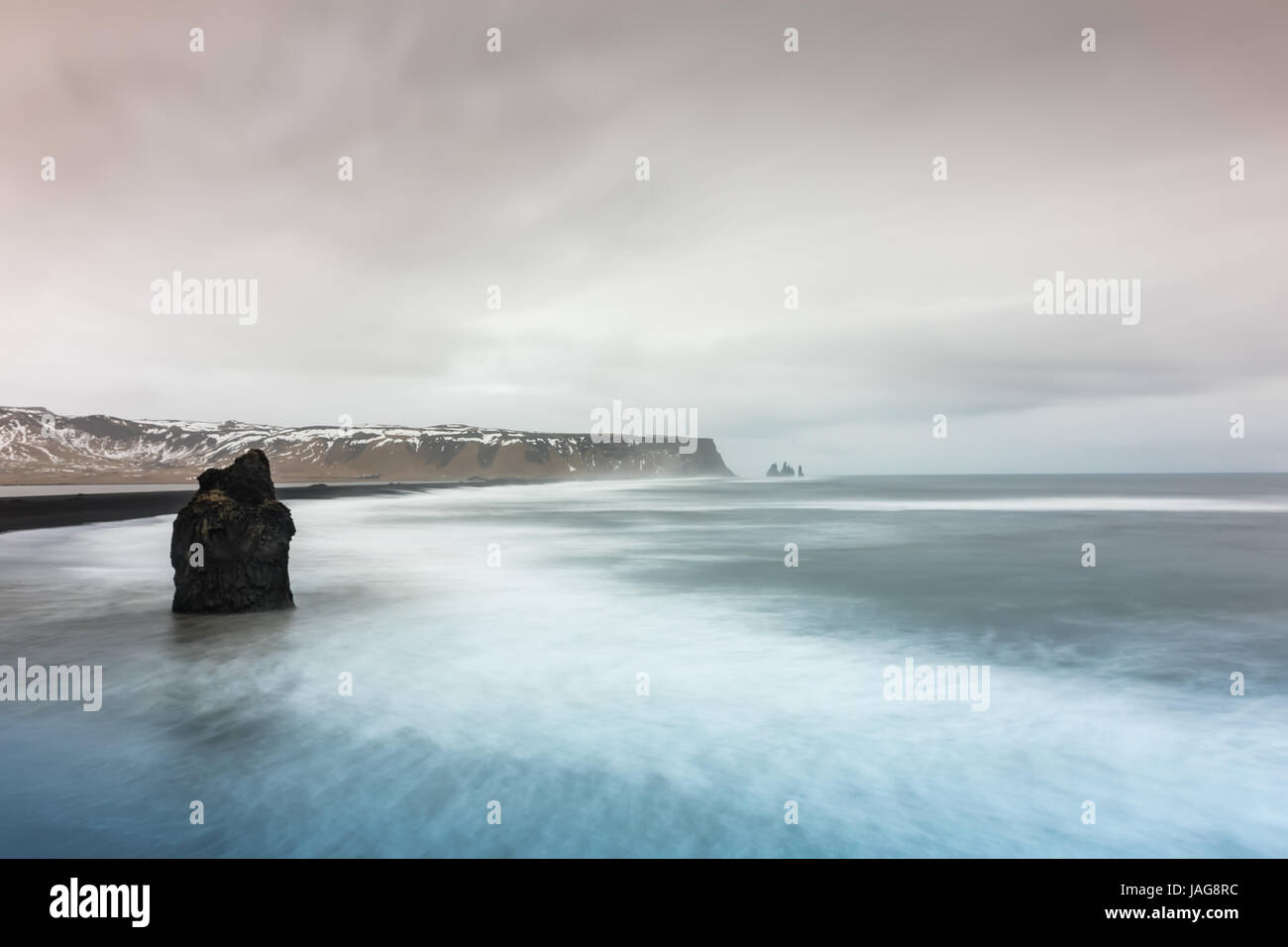 Spiaggia Kirkjufjara e Arnardrangur cliff. Popolare attrazione turistica. Scena drammatica. Ubicazione Posto Sudurland, cape Dyrholaey, Vic village, Myrdal Va Foto Stock