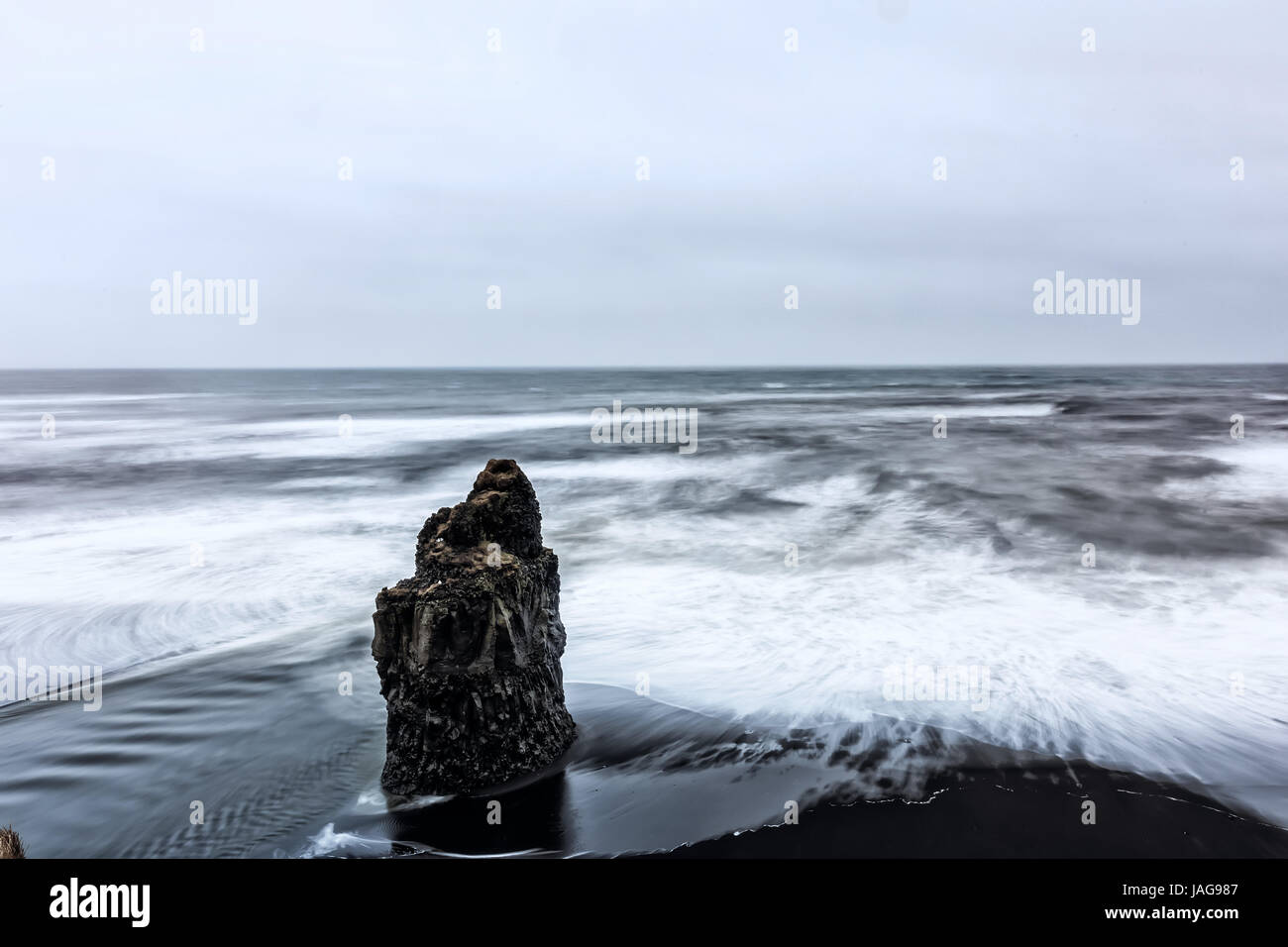 Spiaggia Kirkjufjara e Arnardrangur cliff. Popolare attrazione turistica. Scena drammatica. Ubicazione Posto Sudurland, cape Dyrholaey, Vic village, Myrdal Va Foto Stock