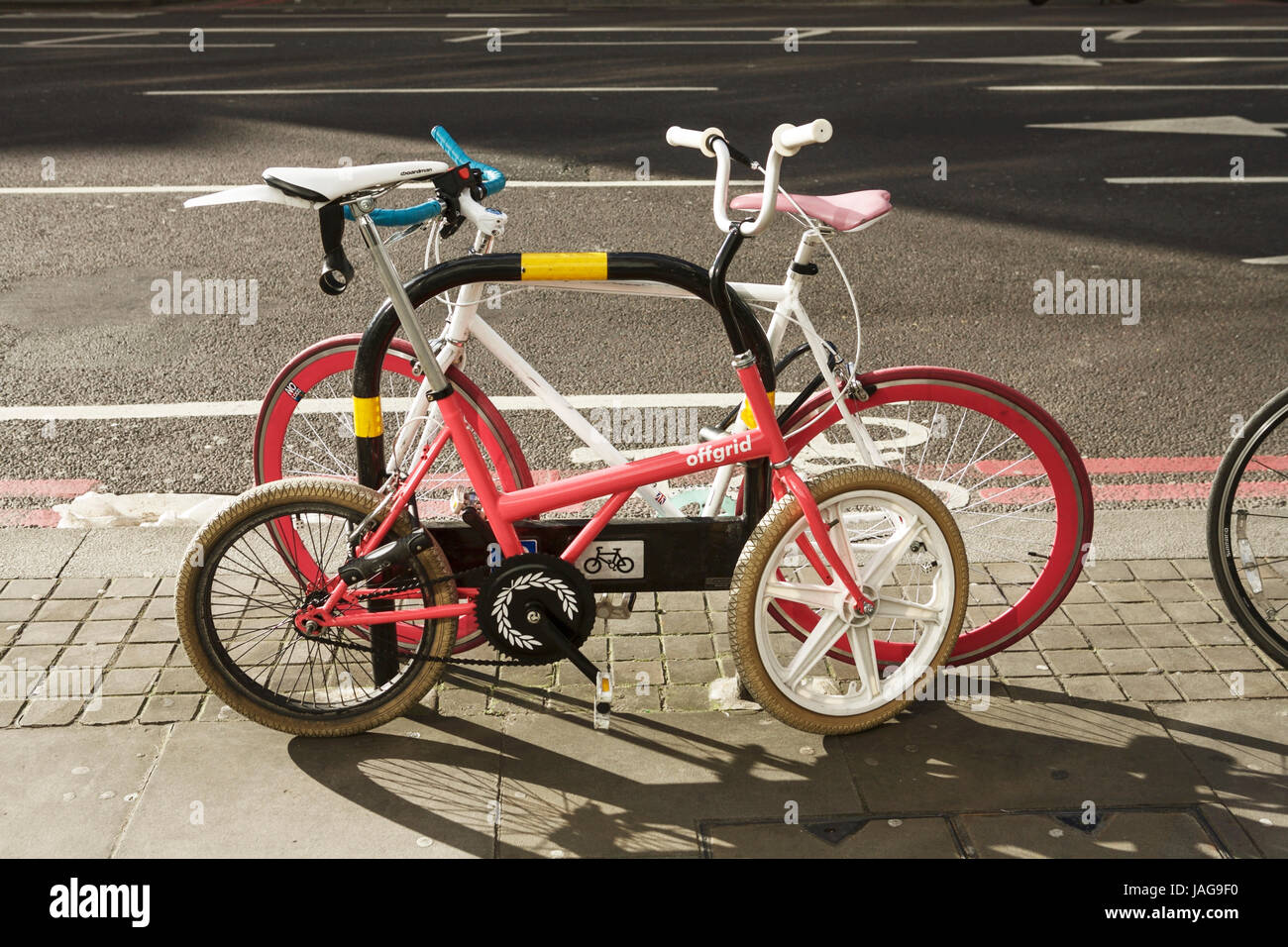 Ciclo, Parcheggio Parcheggio bici e moto " commuter ", il trasporto sostenibile, aria pulita, questioni ambientali, modi di trasporto rispettosi dell'ambiente, Shoreditch. Foto Stock