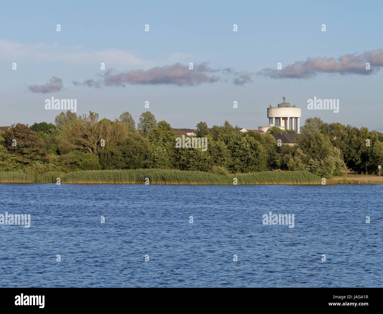 Hogganfield Loch, e parco con Craigend Water Tower sullo sfondo Glasgow Scozia UK Foto Stock
