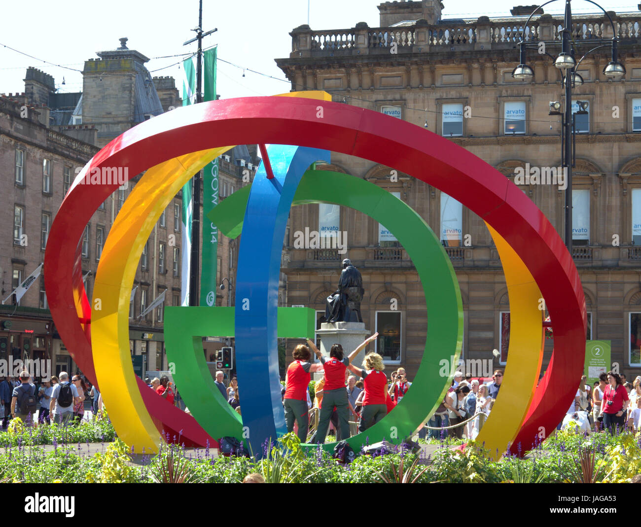 Giochi del Commonwealth celebrazioni 2014 George Square, Glasgow, Regno Unito volontari celebrare avente le foto scattate in uniforme con il logo Big G Foto Stock