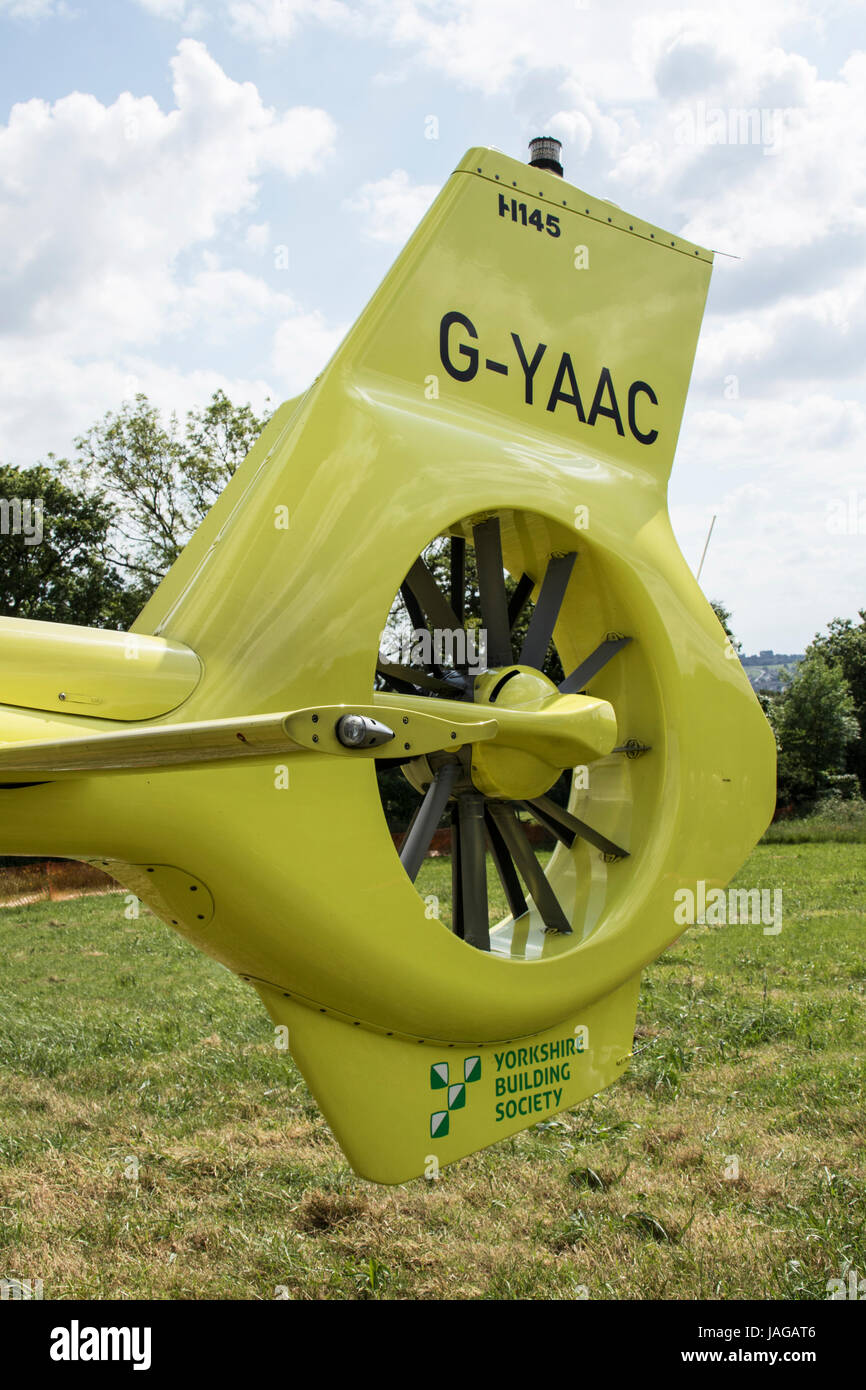 Yorkshire Air Ambulance elicotteri per partecipare a una giornata di beneficenza a Rawdon Carnevale a Leeds Foto Stock