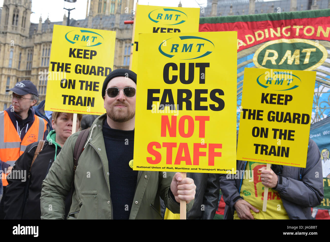 RMT europea membri al rally di Palazzo Vecchio Cantiere, Westminster, sul primo anniversario della controversia in corso con rampa meridionale azienda su driver solo treni operati con: RMT europea membri dove: Londra, Regno Unito quando: 26 Apr 2017 Credit: Howard Jones/WENN.com Foto Stock