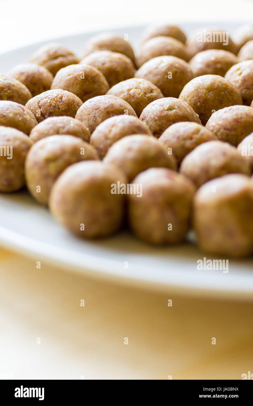 Materie non cotte le polpette di carne su un piatto prima della cottura Foto Stock