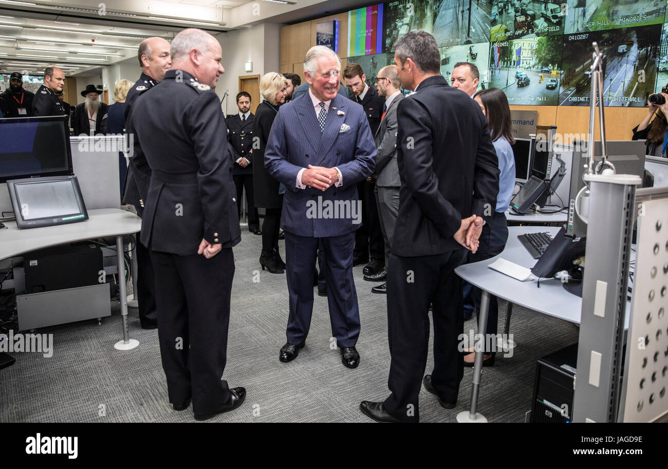 Il Principe di Galles soddisfa i poliziotti e le donne e altri membri dei servizi di emergenza durante una visita per le operazioni speciali room presso la centrale di comando per le comunicazioni (CCC) a Londra. Foto Stock