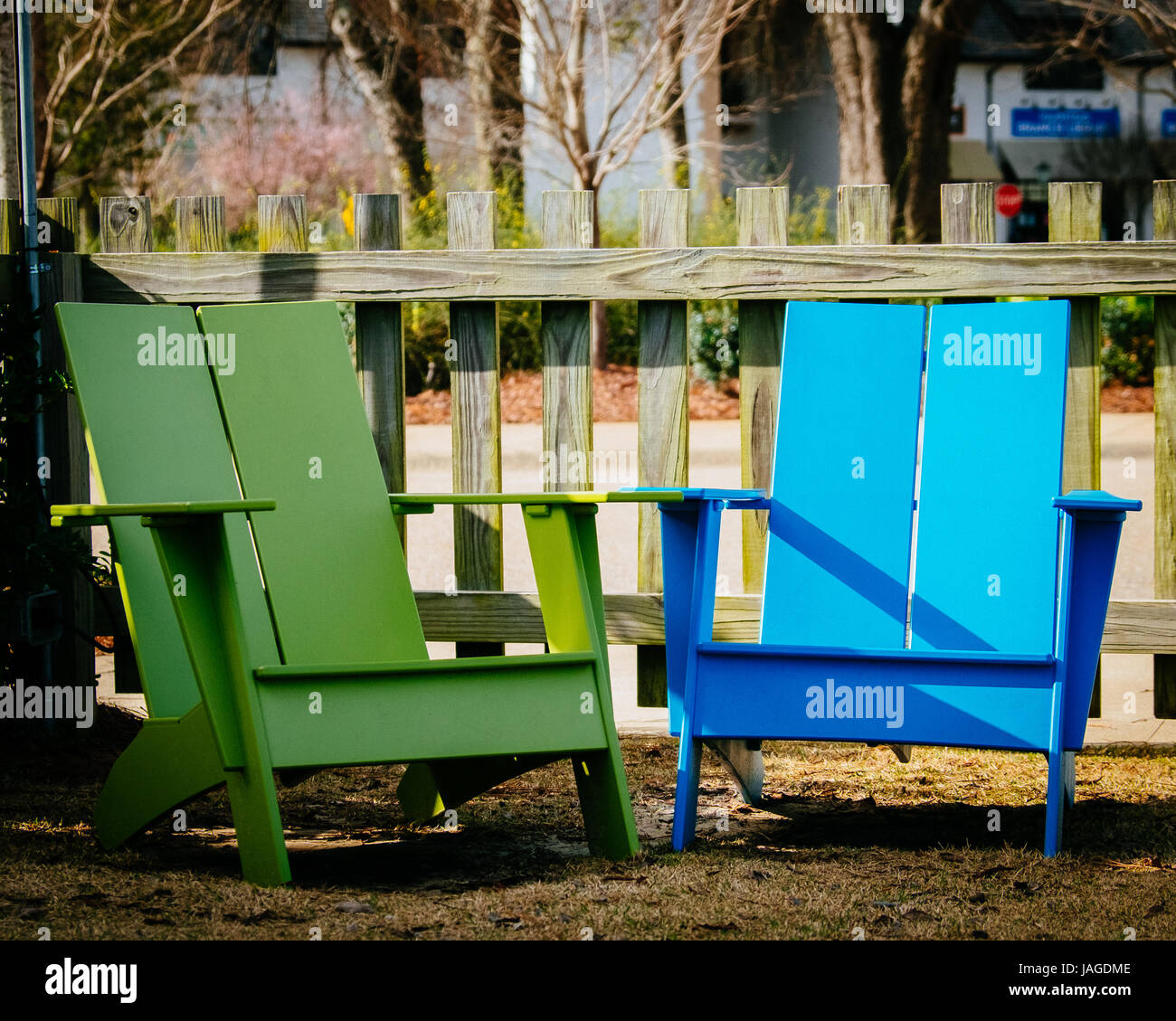 Due coloratissimi, blu e verde, adirondack sedie in un patio esterno impostazione. Foto Stock