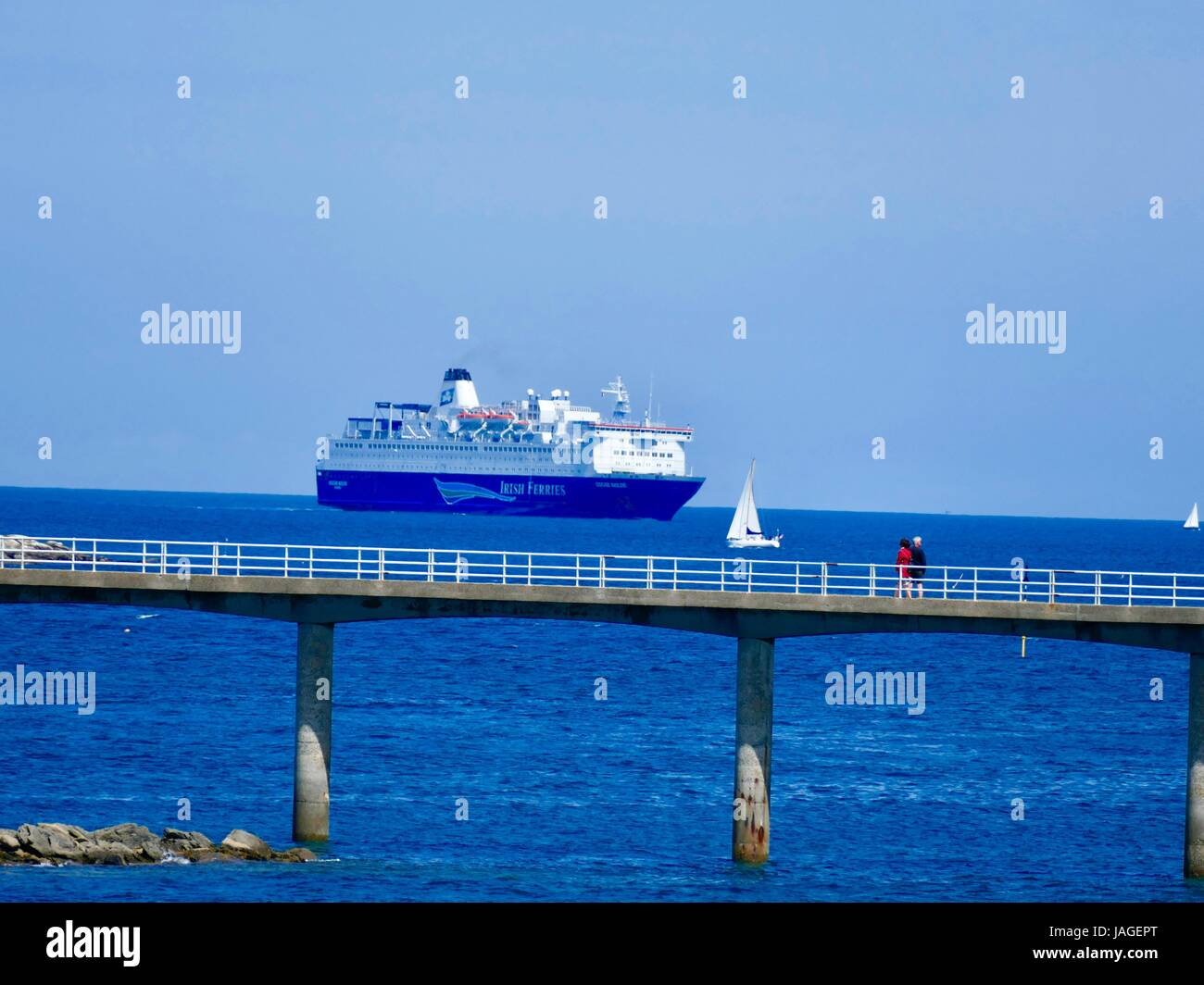 Irish Ferries barca ritorna al porto con barche a vela su acqua edue persone sul ponte. Roscoff, Francia Foto Stock