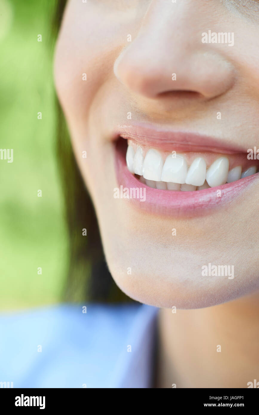 Close Up di donna con denti belli e un sorriso perfetto Foto Stock