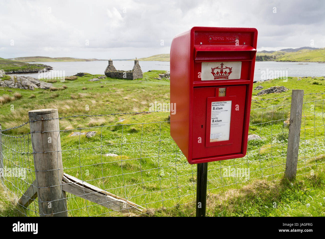 Rural Royal Mail Postbox, isola di Grande Bernera, isola di Lewis, Western Isles, Ebridi Esterne, Scotland, Regno Unito Foto Stock