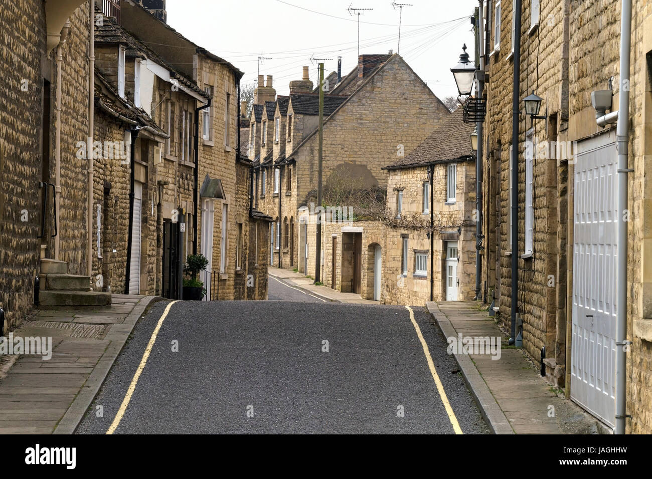 Strada stretta con vecchie case di pietra e case, Austin Street, Stamford, Lincolnshire, England, Regno Unito Foto Stock