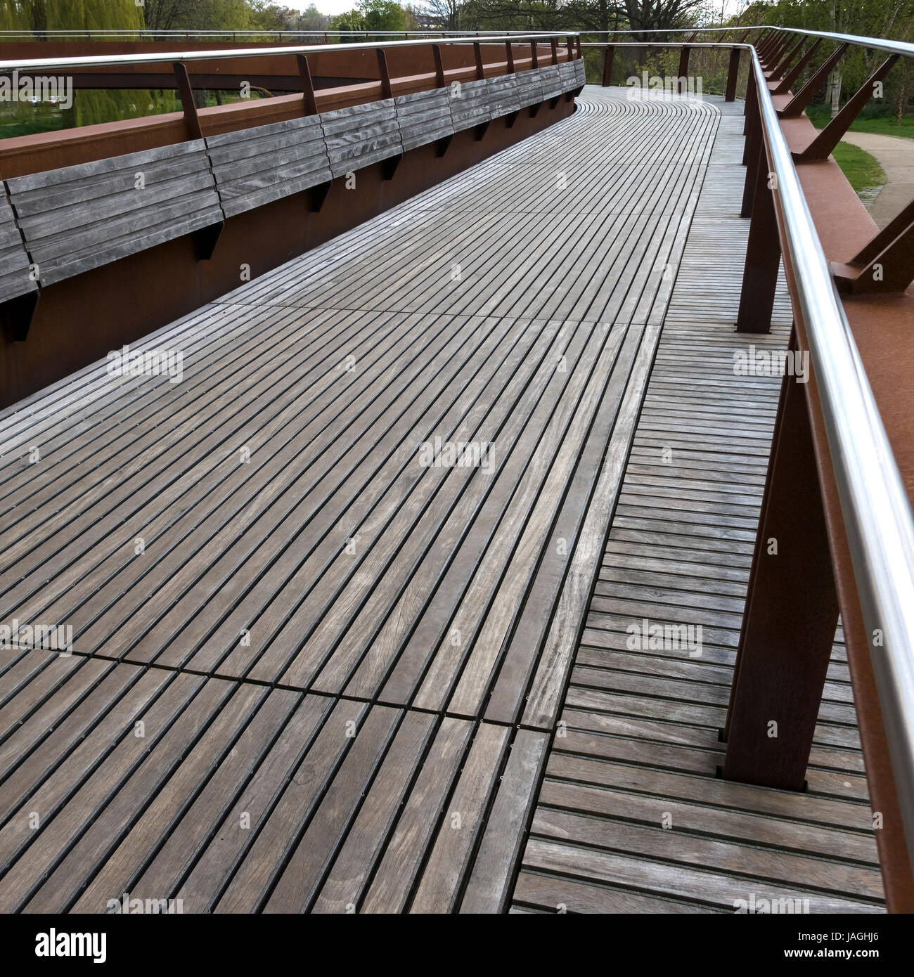 Legname decking boardwalk del ponte Jarrold, Norwich, Regno Unito Foto Stock