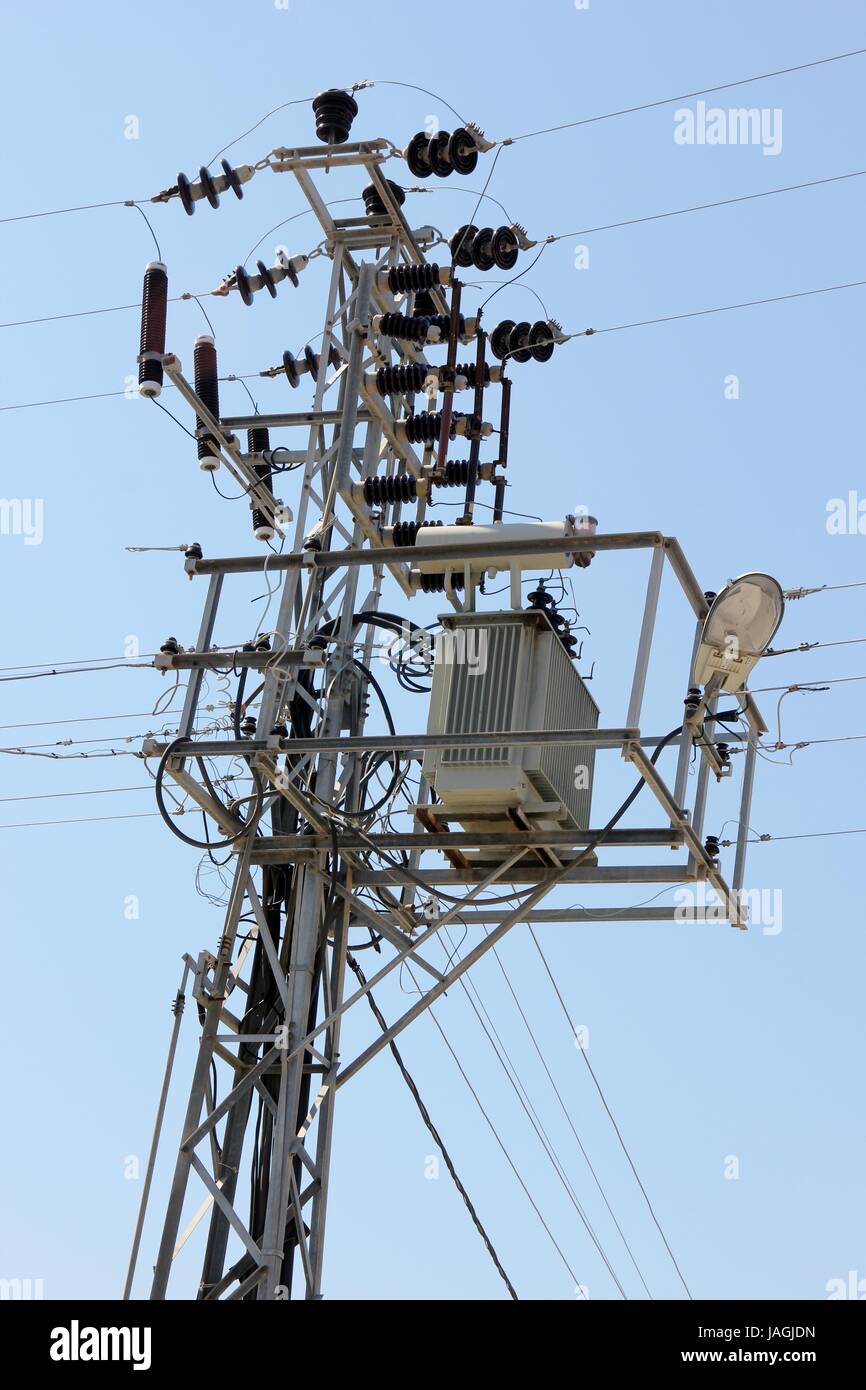 Un Turkish Electricity pylon contro un cielo blu Foto Stock