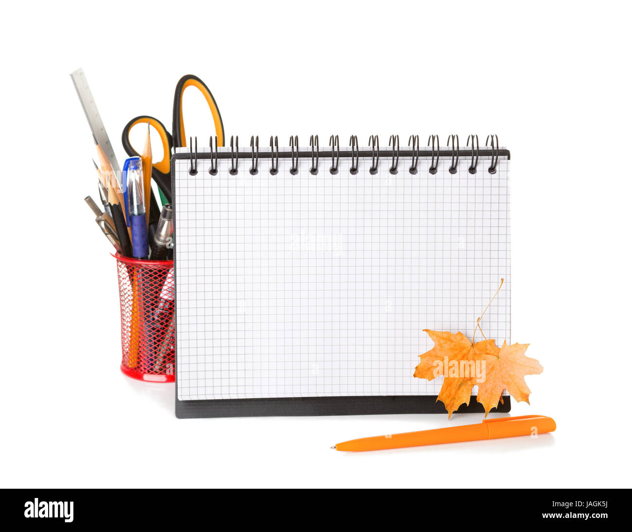 Attrezzature scolastiche con matite, notebook e asciugare le foglie di autunno isolato su bianco. Si torna a scuola concetto. Foto Stock